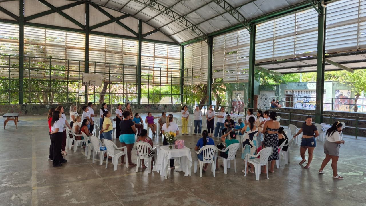 grupo de pessoas numa quadra